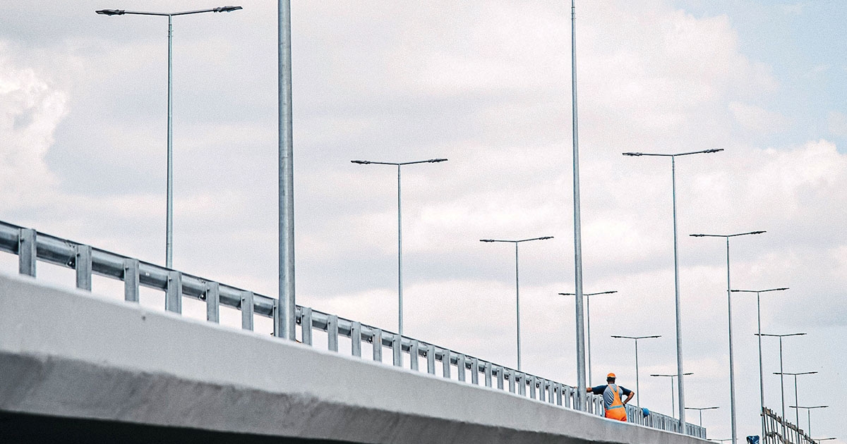 Vakolják a vasúti felüljáró pilléreit
